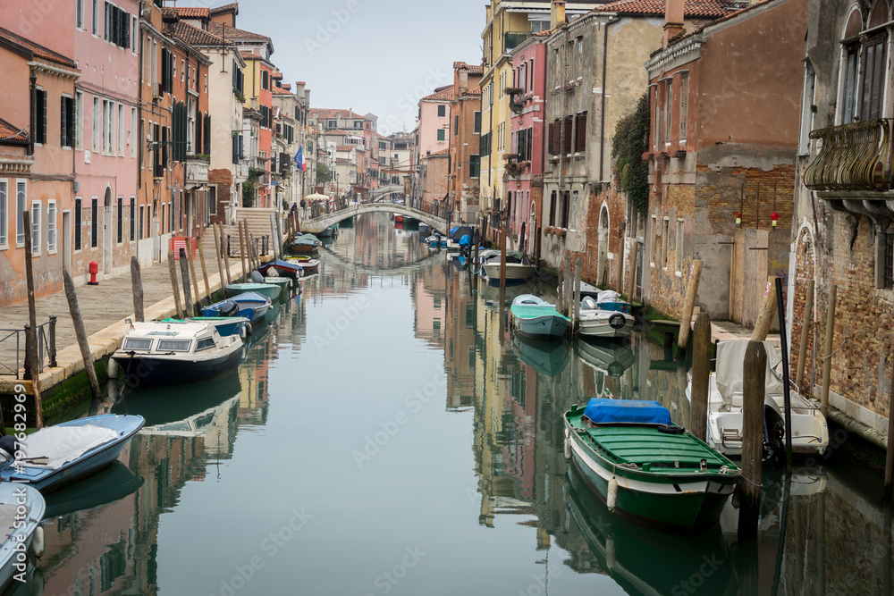Venise, Italy - 03 10 2018: Canal de Venise, avec ponts, bateaux et façades colorées