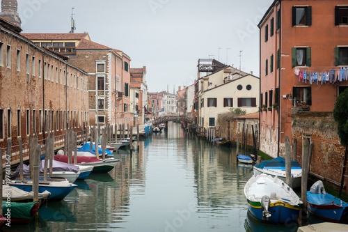 Venise  Italy - 03 10 2018  Canal de Venise  avec ponts  bateaux et fa  ades color  es