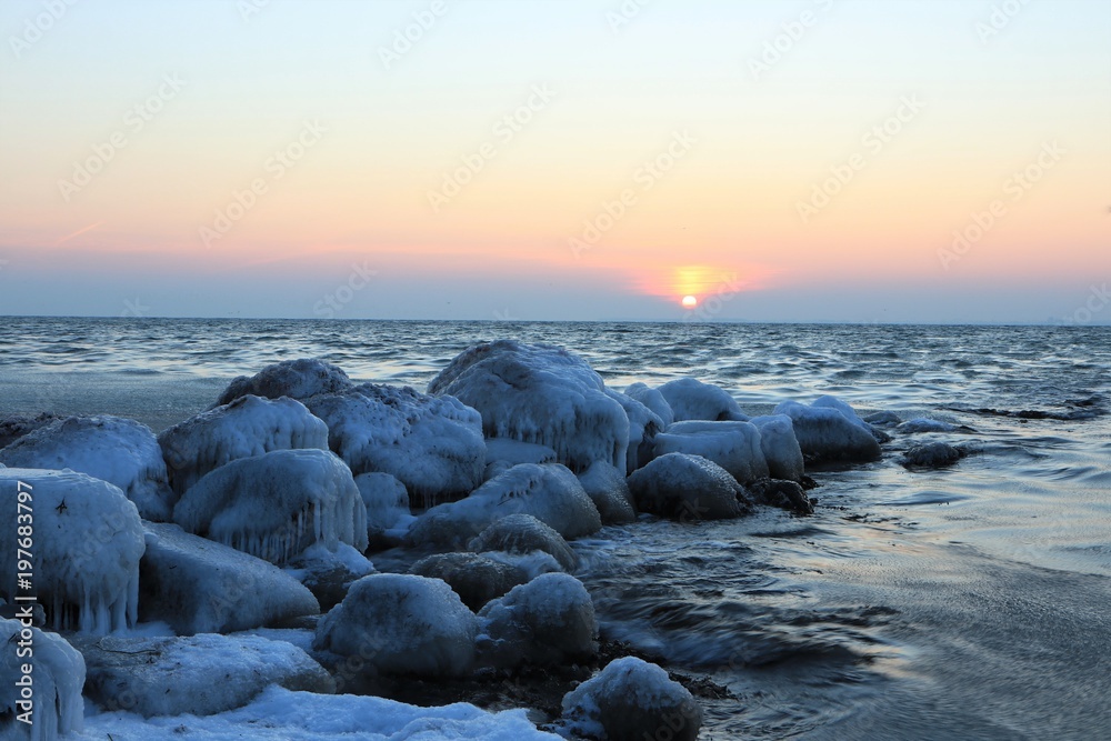 Obraz premium malerischer Sonnenaufgang an der Ostsee im Winter, Konzept Seebestattung