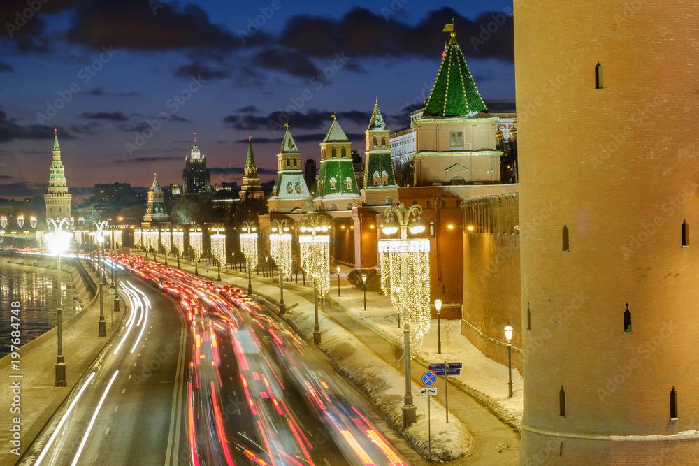 Obraz premium The towers of the Moscow Kremlin and the traffic jam