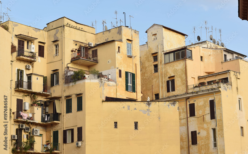 case di Roma - pareti gialle - centro 