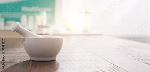 Fotografiet Mortar and pestle on the pharmacist's table