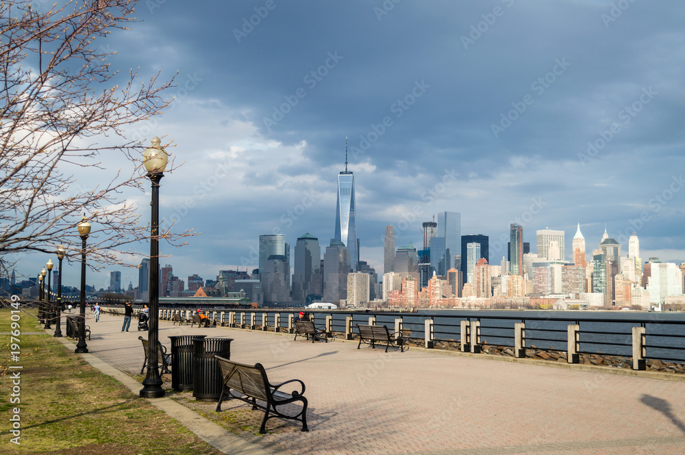 Φωτογραφία Jersey City, NJ / USA  - March 2016: the City of New York as seen from Liberty State Park at the spring cloudy day