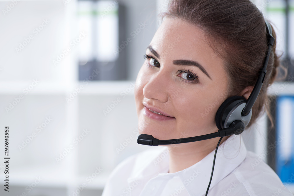 Frau mit Headset sympathisch lächelnd im Büro Frau mit Headset sympathisch lächelnd im Büro