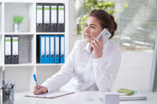 Business-Frau telefoniert mit dem Handy  photo