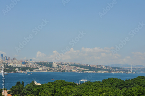 O Bósforo é um estreito que liga o mar Negro ao mar de Mármara e marca o limite dos continentes asiático e europeu na Turquia photo