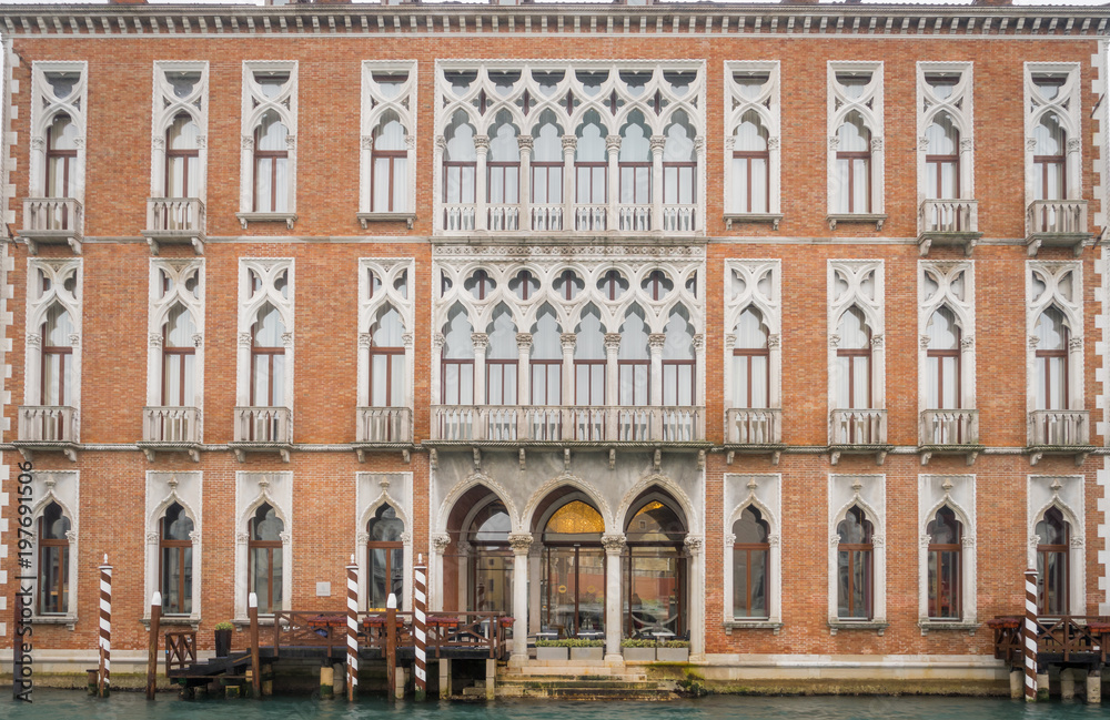 Venise, Italy - 03 11 2018: Belle façade de Palais vénitien rose, vue depuis le grand Canal de Venise