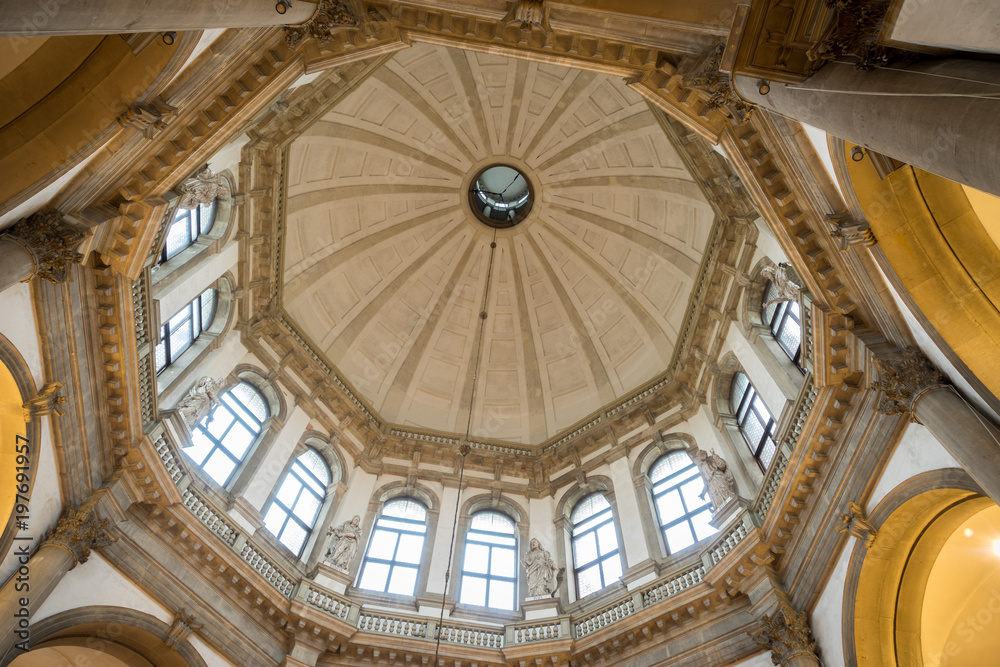 Venise, Italy - 03 11 2018: Vue intérieure de l'église Santa Maria Della Salute. vue du  dôme depuis l'intérieur