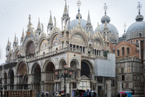 Venise, Italy - 03 11 2018: Le grand canal, la place San Marco la Basilique San Marco et ses détails de colonnes de marbre © Franck Legros