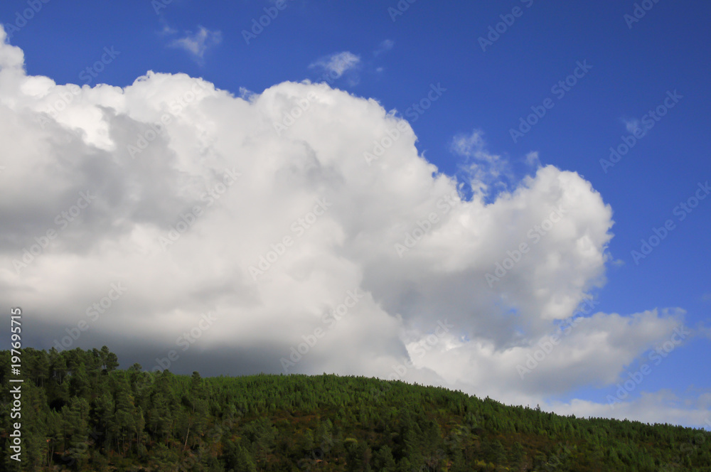 Céu muito nublado Céu muito nublado