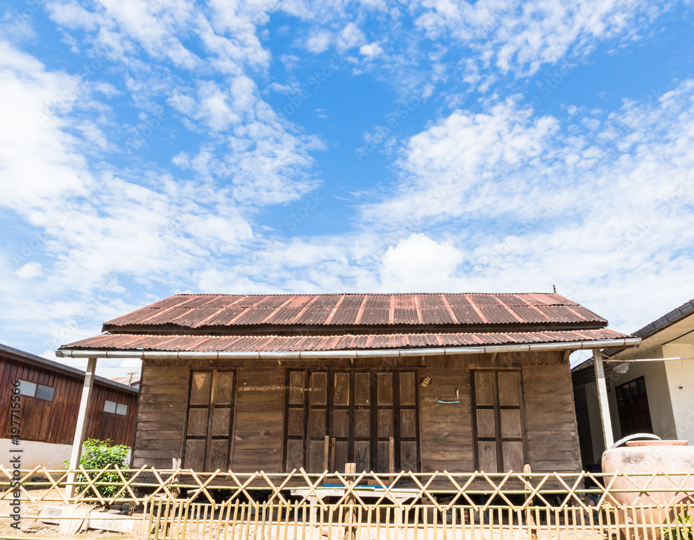 Obraz premium Old wooden house