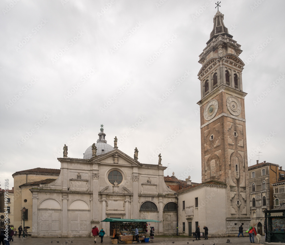 Venise, Italy - 03 12 2018: Eglise Vénitienne vue depuis une place