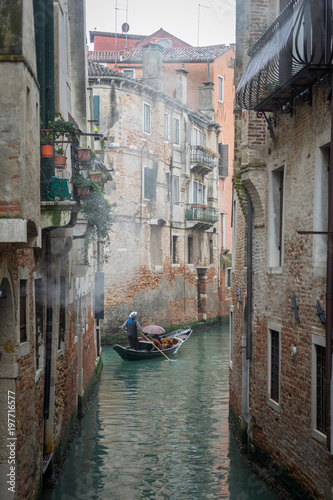 Venise, Italy - 03 12 2018: Canal de Venise, avec gondole et façades colorées, près de l'Eglise Santa Maria dei Miracoli
