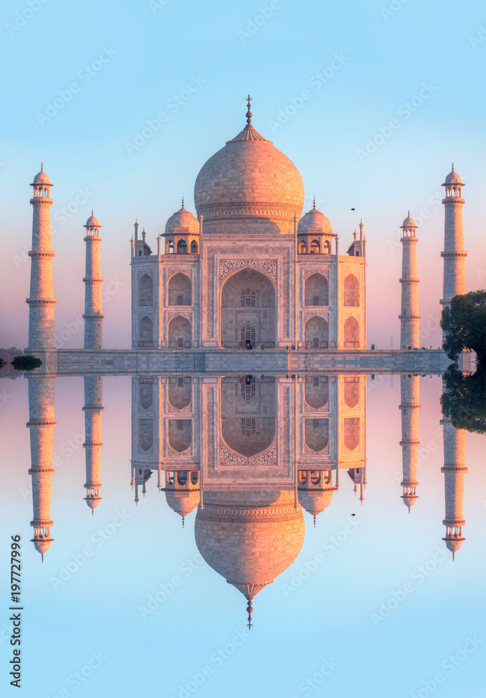 Fototapeta premium Taj Mahal o zachodzie słońca - Agra, Indie