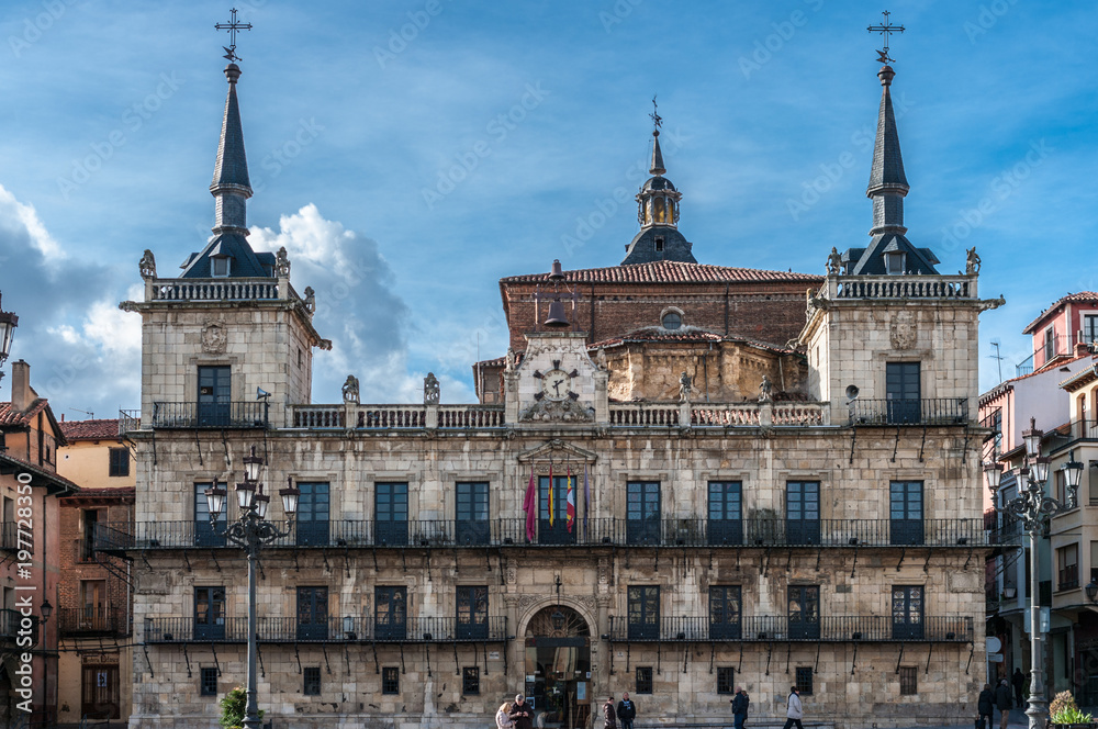 Ayuntamiento antiguo en la Plaza Mayor de León, España.