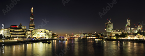 Beautiful London City skyli...