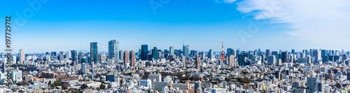東京　青空と都市風景　ワイド © oben901