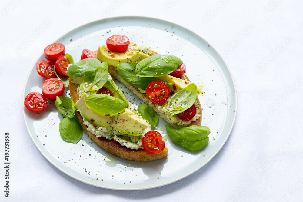 Toast mit Tofu und Avocado Toast mit Tofu und Avocado