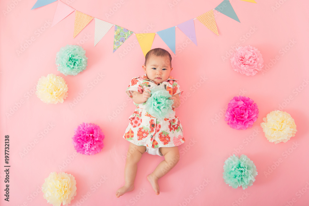 Fototapeta premium 女の子の赤ちゃん