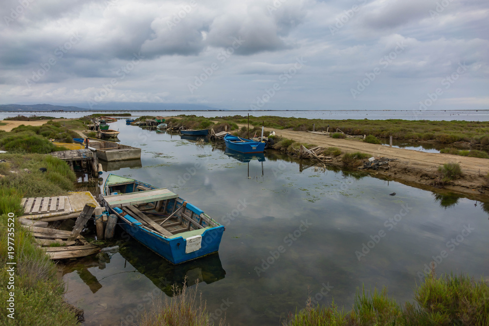 Barcas de pesca amarradas en el delta del Ebro