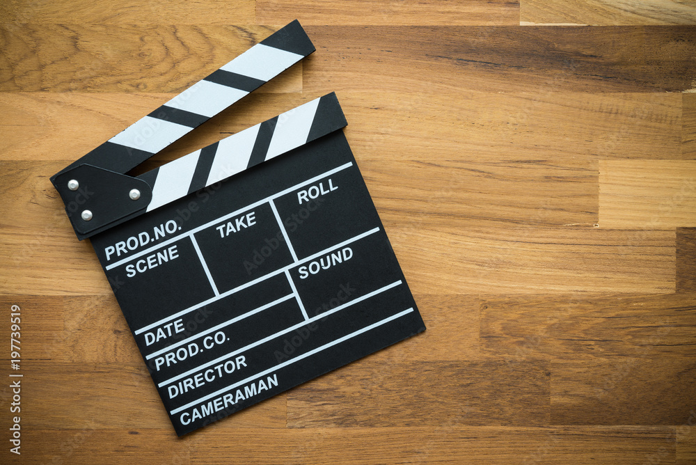 Naklejka premium Clapperboard kino na podłoże drewniane - koncepcja rozrywki filmowej
