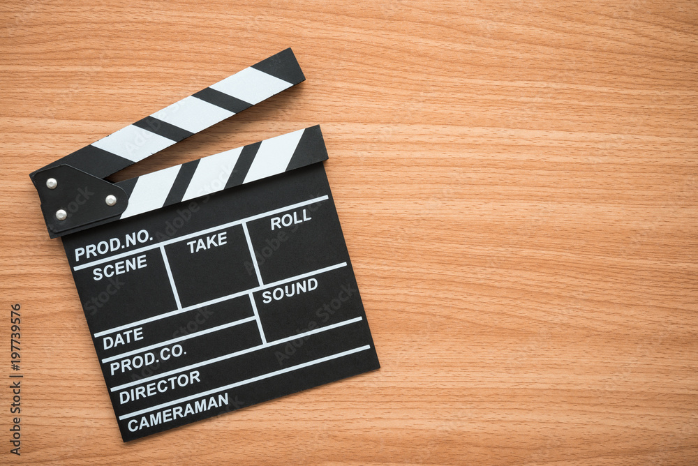 Naklejka premium Clapperboard kino na podłoże drewniane - koncepcja rozrywki filmowej