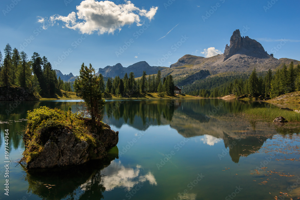 Lago di Federa wunderschöner Bergsee in der Nähe von Cortina d’Ampezzo_001