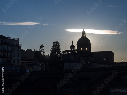 Italia, Toscana, Firenze,la cupola della chiesa del Cestello al tramonto con nuvola.