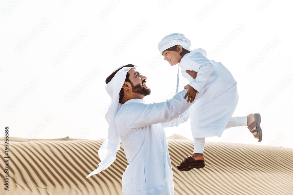 Naklejka premium ojciec i syn spędzają czas na pustyni