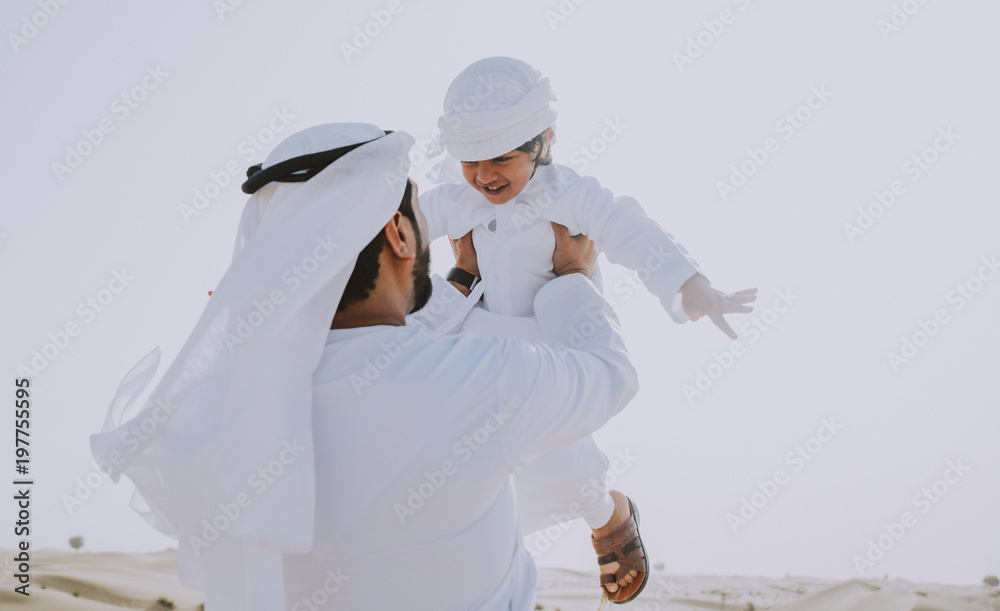 Fototapeta premium ojciec i syn spędzają czas na pustyni