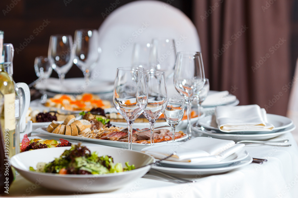 Fototapeta premium Modern banquet hall. Decorated tables, elegant setting, beautiful interior