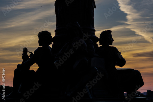 Fototapeta Naklejka Na Ścianę i Meble -  Statue silhouettes in Dresden, Germany