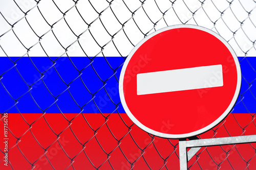 Флаг России за металлическим забором со знаком вход запрещен