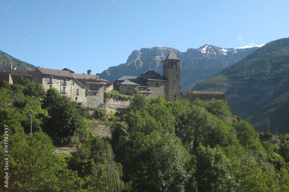 Valle de Ordesa, Pireneje, Hiszpania -  kamienna miescowość Torla w Dolinie Ordesy