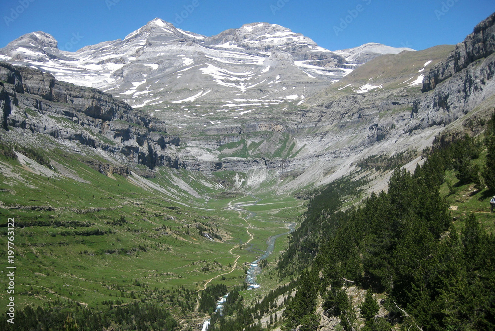 Valle de Ordesa, Pireneje, Hiszpania - widok na Masyw Trzech Sióstr