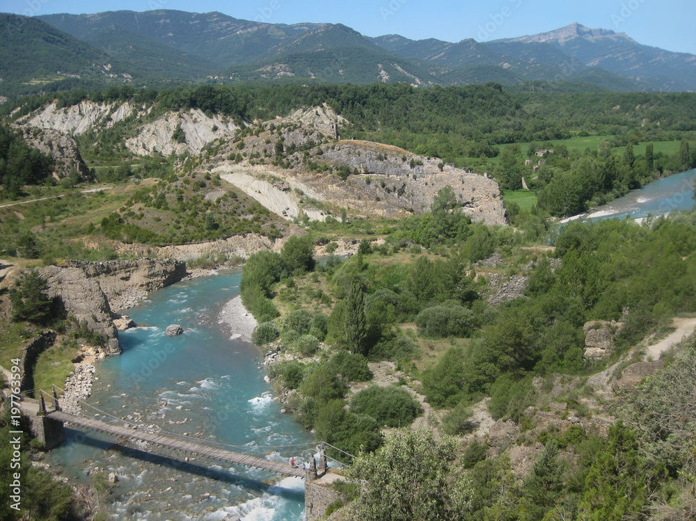 Pireneje, Hiszpania - okolice Valle de Ordesa,  widok z górską rzeką i mostem