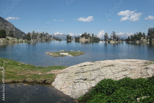 Pireneje, Hiszpania - piękny staw w Parku Narodowym Aigüestortes i Estany de Sant Maurici photo