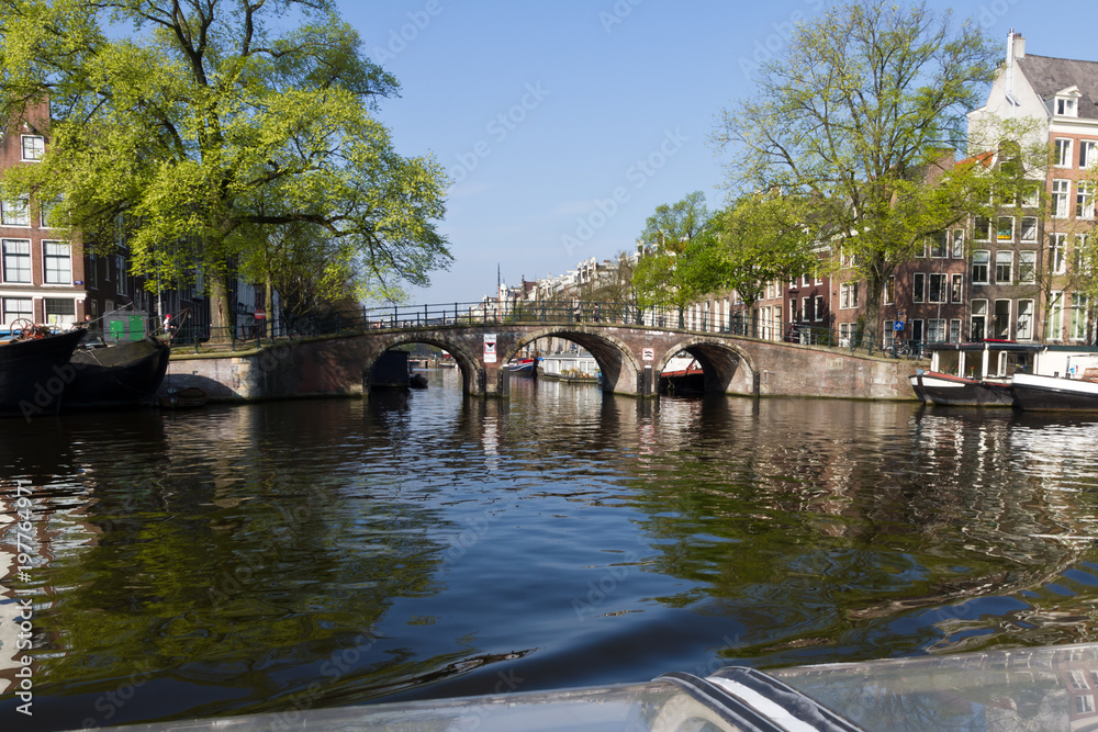 Gracht Fluss schöne Sehenswürdigkeit in Amsterdam vor blauen Himmel