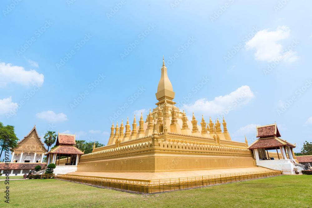 Fototapeta premium Beautiful Architecture at Pha That Luang Temple in Vientiane, Laos