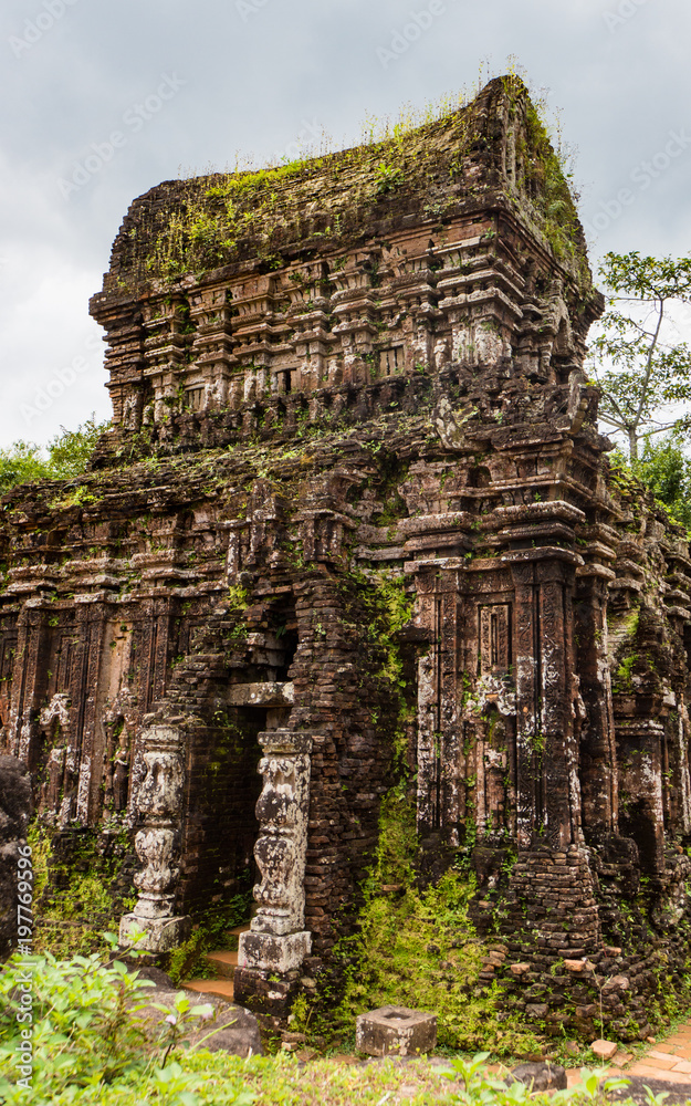 Obraz premium The ruins of Mỹ Sơn temple complex, regarded one of the foremost Hindu temple complexes in Southeast Asia, a UNESCO world heritage site in Vietnam