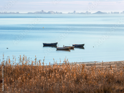 vistas del Mar Menor con unas barcas en el mar