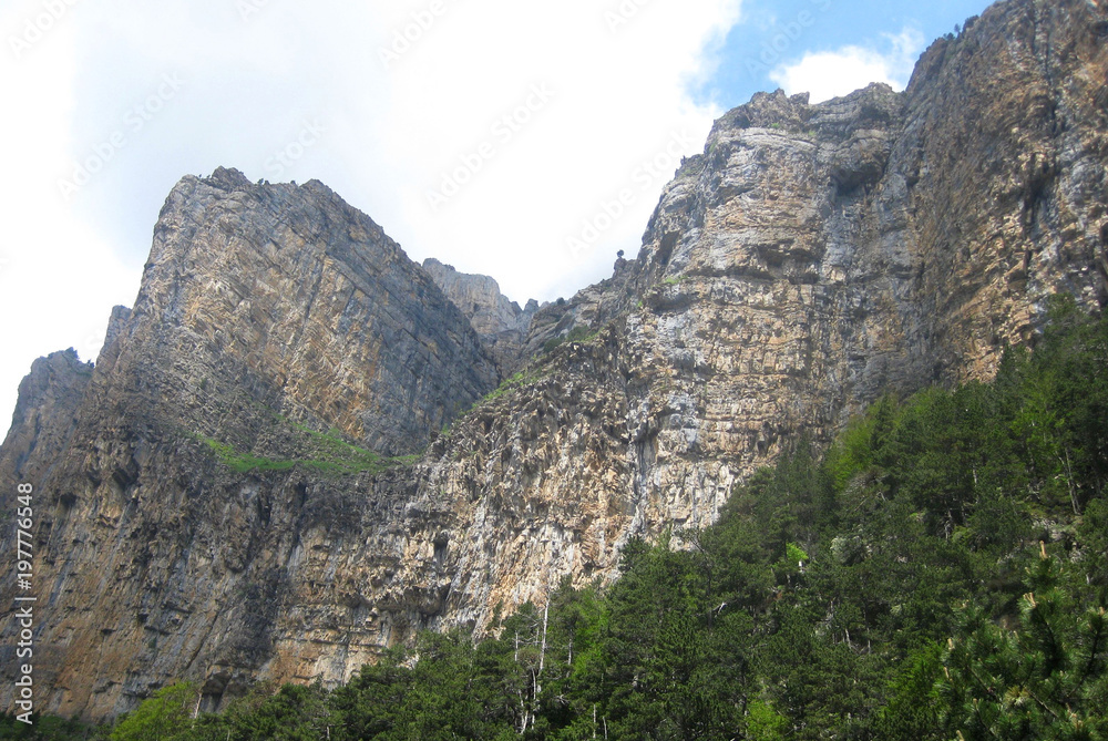 Valle de Ordesa, Pireneje, Hiszpania -  charakterystyczne skaliste góry w kolorze ochry