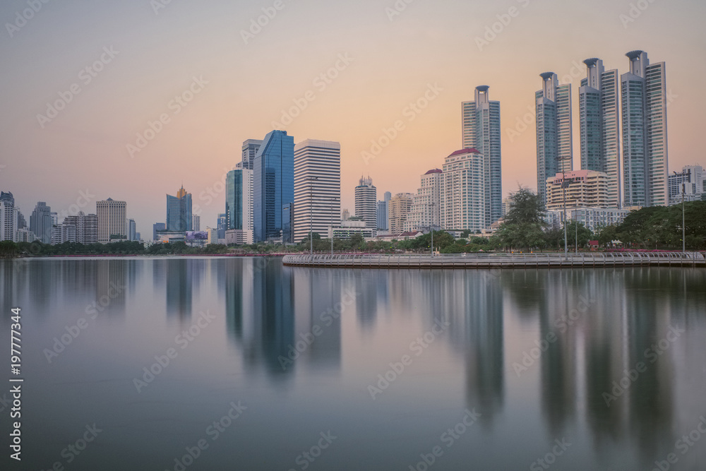 Des gratte-ciels qui se reflètent sur un lac dans le centre de Bangkok 