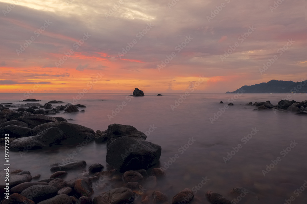 Un couché de soleil sur une plage rocailleuse de Thaïlande
Un couché de soleil sur une plage rocailleuse de Thaïlande