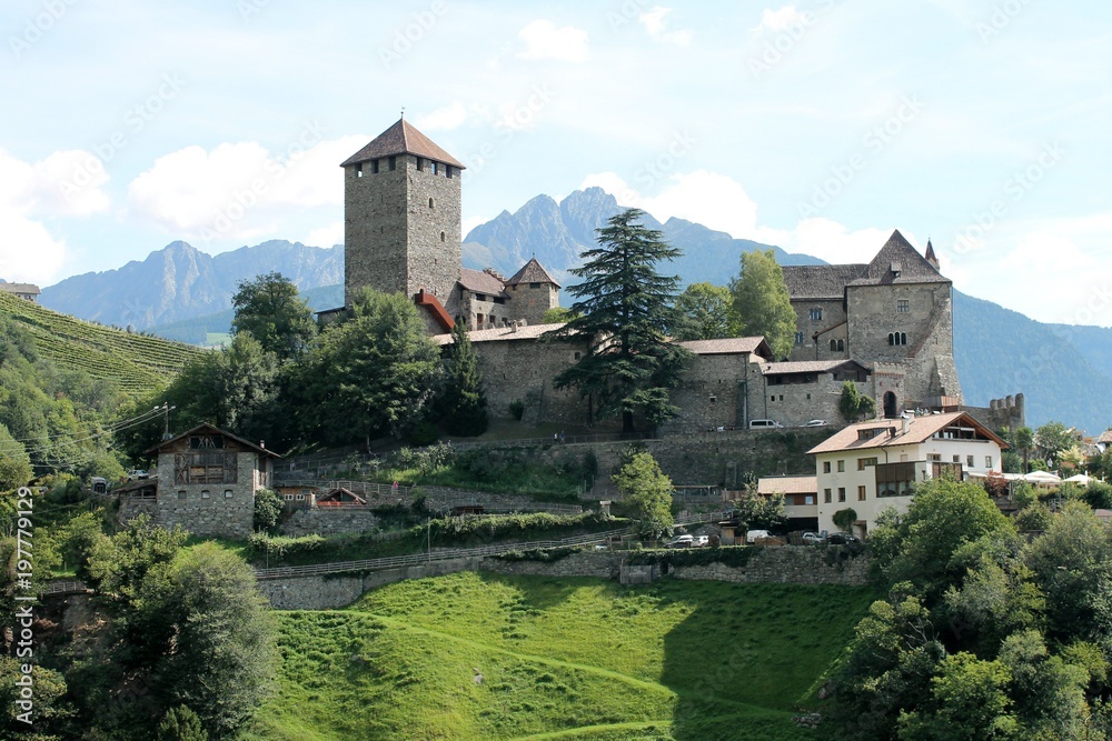 Schloss Tirol bei Meran und Dorf Tirol