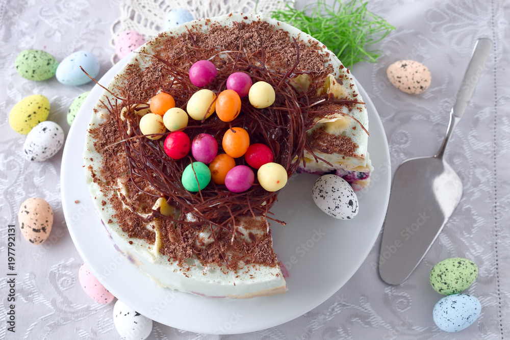 Bunte Ostereier im Vogelnest. Kuchendekoration Stock Photo | Adobe Stock