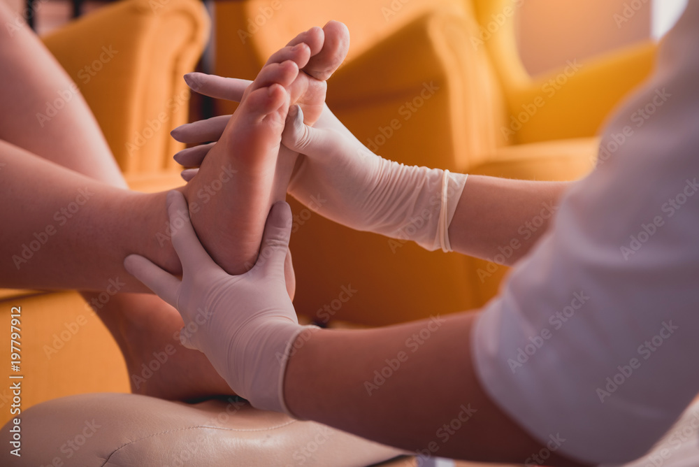 Φωτογραφία Close up female arms in gloves massaging leg of client in beauty salon