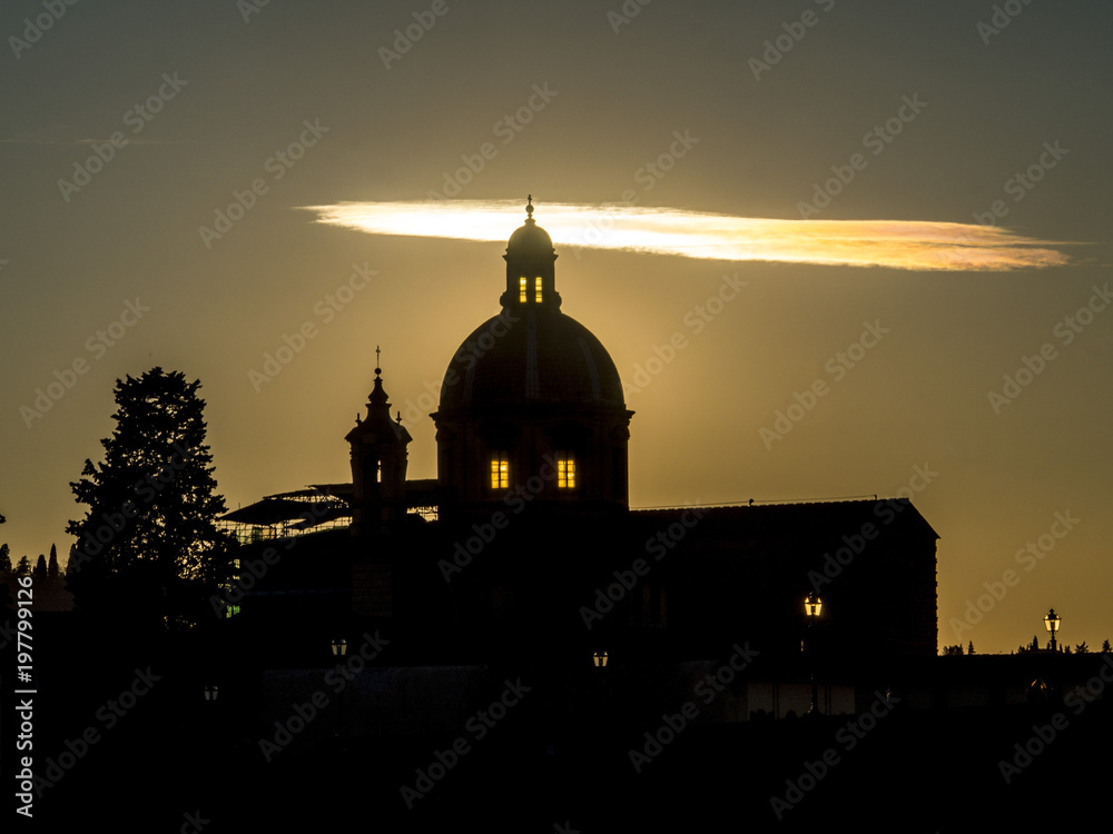 Italia, Toscana, Firenze,la cupola della chiesa del Cestello al tramonto con nuvola.