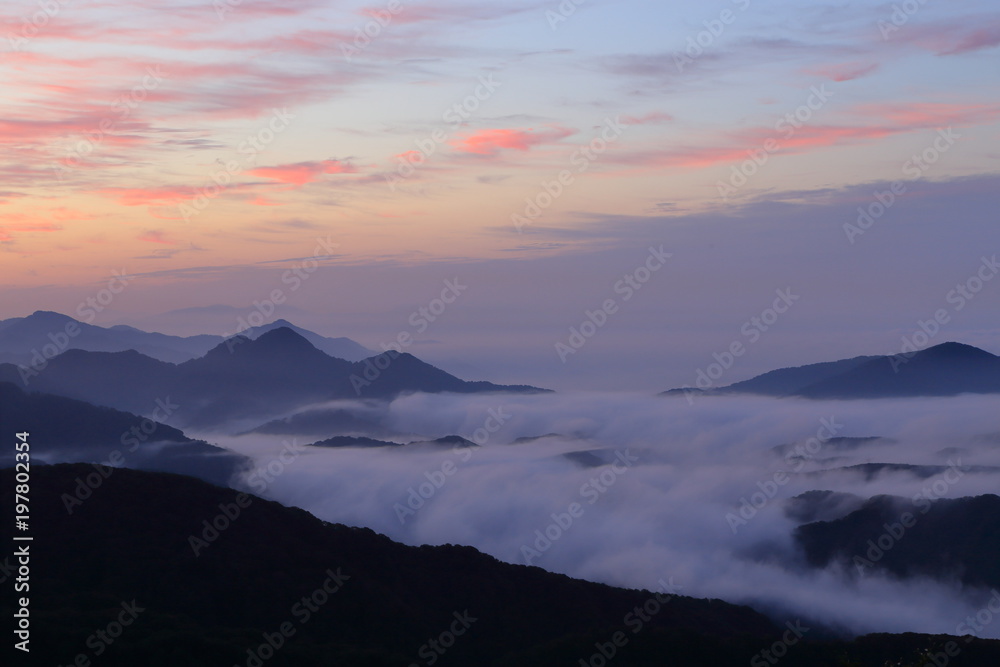 山の夜明け（鳥海山からの眺望）　Dawn of the mountain (view from Mt.Chokai)