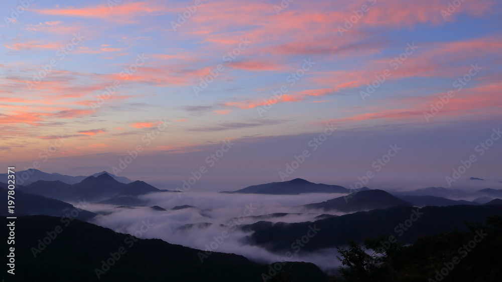 山の夜明け（鳥海山からの眺望　16：9）　Dawn of the mountain (view from Mt.Chokai)